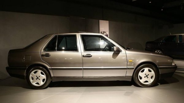 Като казахме "скромен", и тази Croma всъщност е специална версия, задвижвана от трилитров V6 двигател.